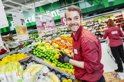 Butiksmedarbetare jobbar i frukt och gröntavdelningen på Willys