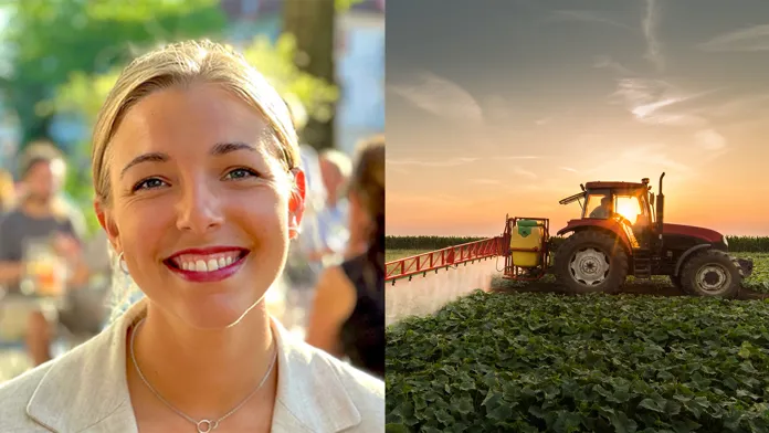 Kvinna bredvid en traktor på en åker