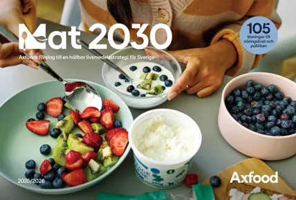 Flera skålar med bär, keso och smörgås