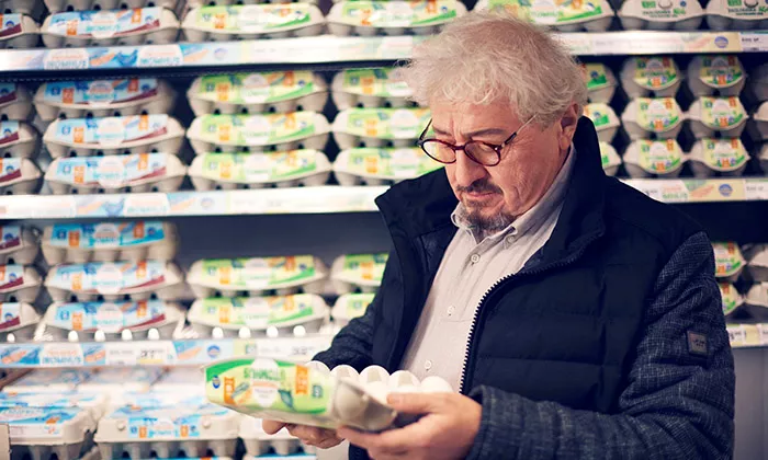 Tittar på ett paket ägg