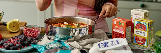 Tre personer sitter vid ett bord och äter middag