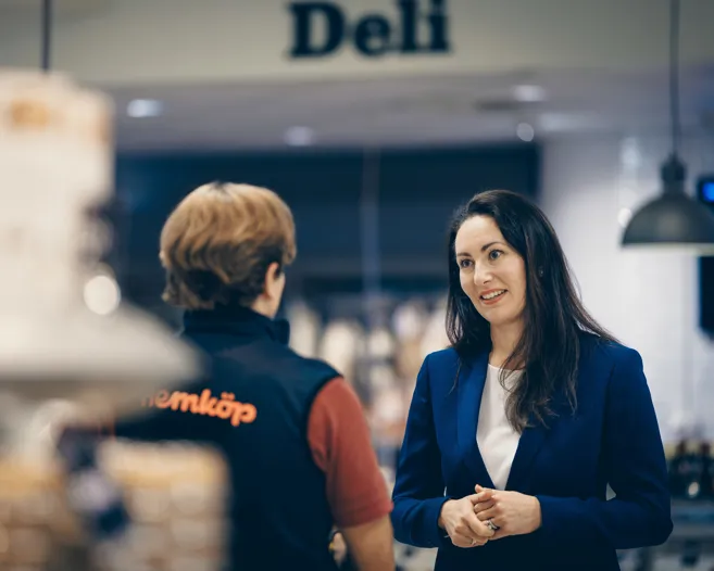 Simone Margulies, vd och koncernchef på Axfood, står i en Hemköp-butik och samtalar