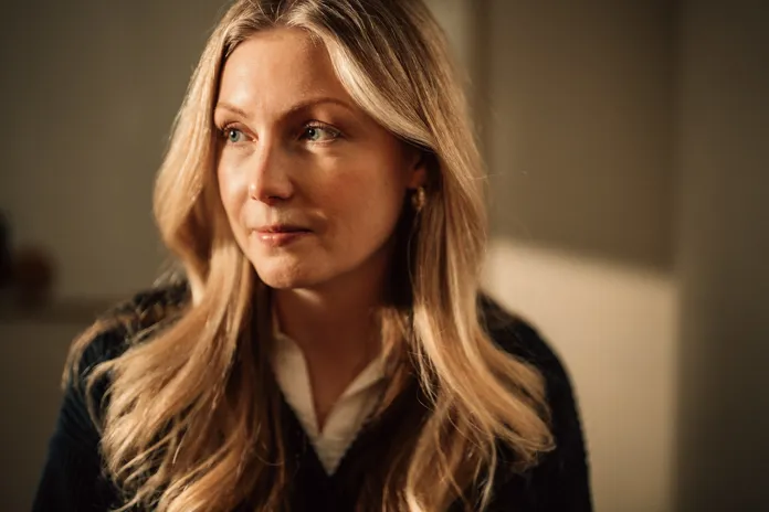 Ung tjej i samtal med en grupp individer