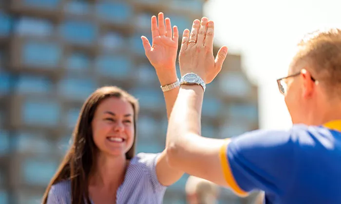 Medarbetare gör high five