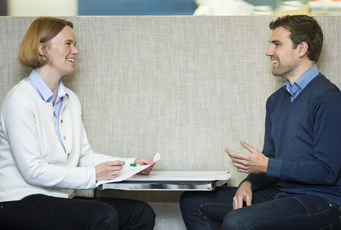 Medarbetare i samtal