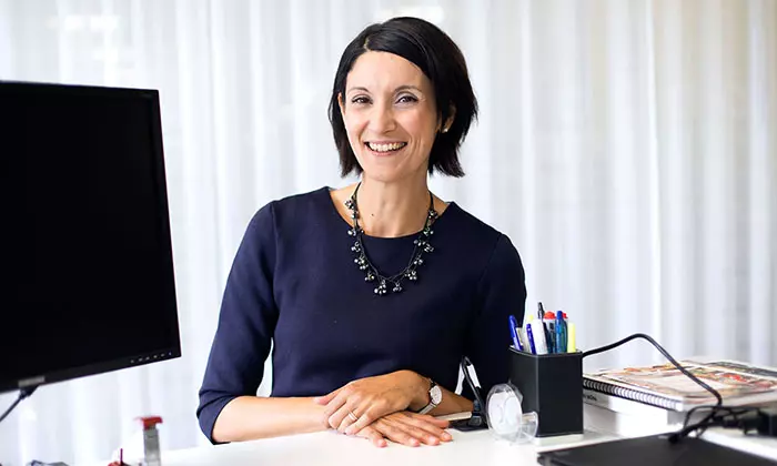 Medarbetare på Axfoods kontor ler mot kamera