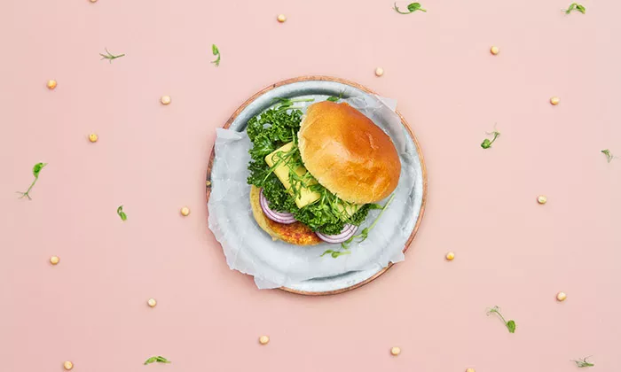 Hamburgare på rosa bakgrund