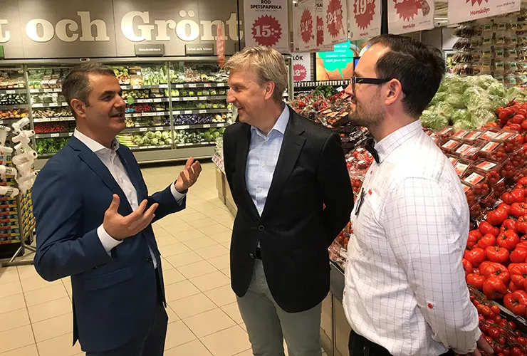 Ibrahim Baylan med Hemköps vd Thomas Gäreskog och butikschefen Andreas Wehler.