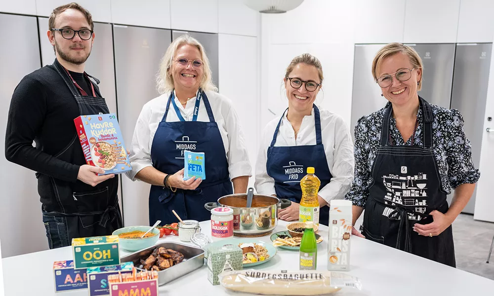 Den centrala köksön blir en naturlig samlingspunkt i Axfoods nya matstudio. Från vänster: Sebastian Johansson, Helena Eshammar, Karin Wenner och Mirjam Kjellén.  