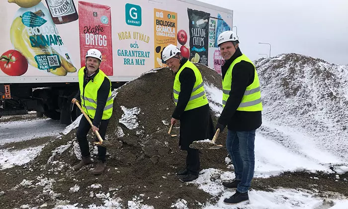 Torkild Strandberg, Matthias Kettelhoit och Nicholas Pettersson tar det första spadtaget.