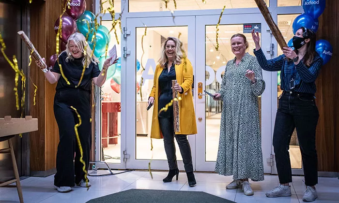 Anna Sohlberg, Monica Längbo, Sara Kraft Westrell och Monica Tangen inviger Axfoods ombyggda huvudkontor på Torsplan i Stockholm.