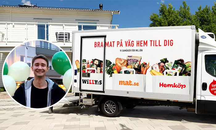 Jakob Ohlson framför en liten lastbil med texten "Bra mat på väg hem till dig" och loggorna från Willys, Hemköp och Mat.se