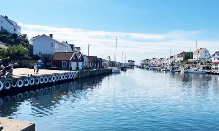 Åstol, en skärgårdsö omgiven av vatten