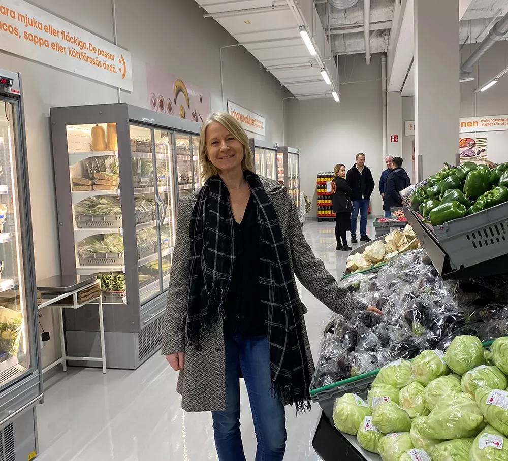 Karin Bildsten från Axfood i Matmissionens butik i Hallunda