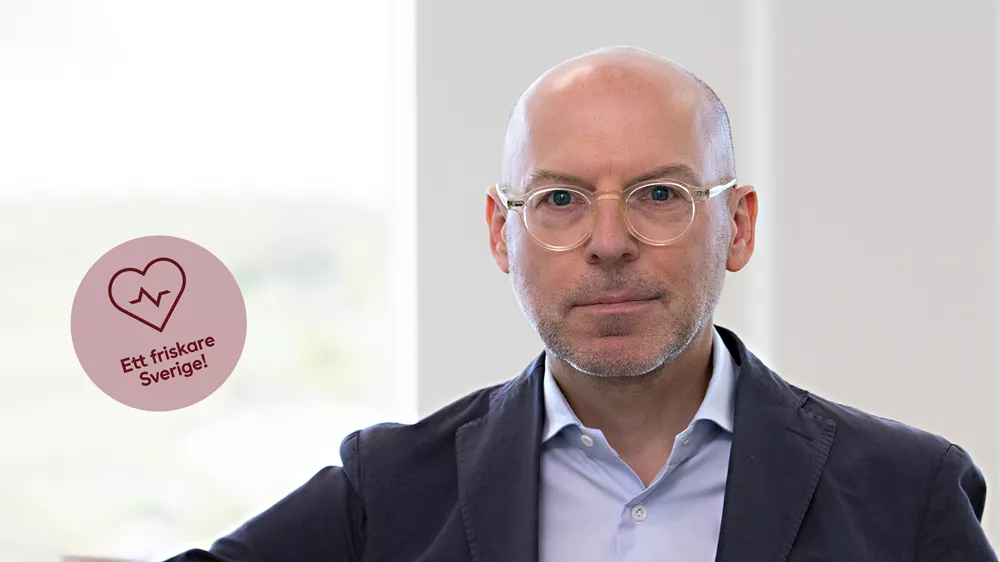 Man med glasögon som arbetar på Axfood