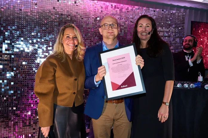 Årets ledare på Axfood 2025, Tomas Hedman, tillsammans med HR-direktör och Axfoods vd