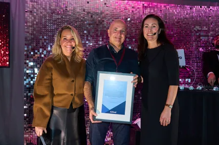 Heinz Möller tar emot pris på scen