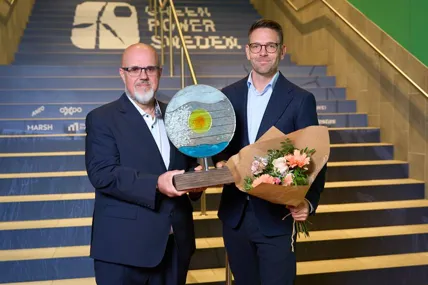 Krister Kjellström, fordonschef på Dagab tar emot ett pris