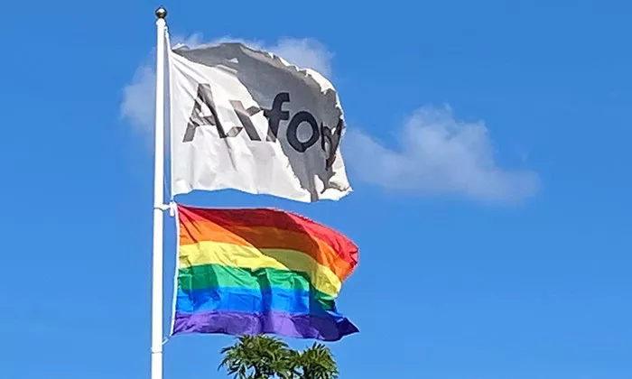 Under Jönköping Pride (22-28/8) får Axfood-flaggan utanför Axfood SSC-kontoret färgglatt sällskap.