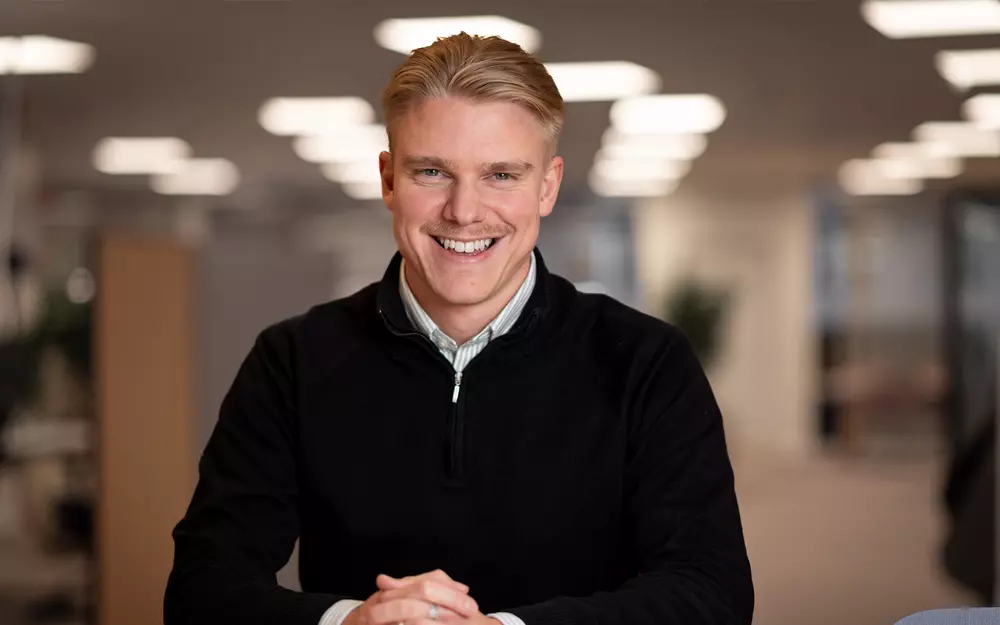 En ung man sittandes i Axfoods kontorslokaler