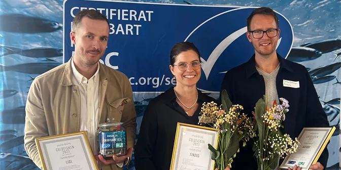 Tre personer tar emot priset årets Guldfisk av MSC och ASC