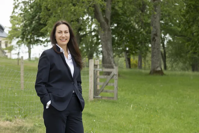 Axfoods vd Simone Margulies står vid en häng