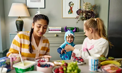 Två barn sitter vid ett bord och äter mellis gjort på produkter från Garant och Eldorado