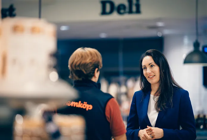 Axfoods vd Simone Margulies pratar med en Hemköp-medarbetare